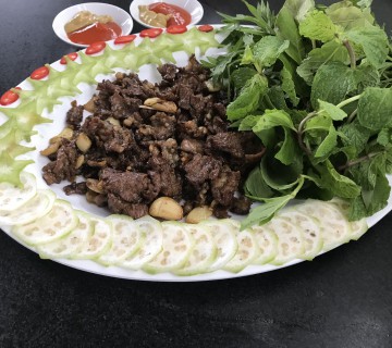 GÙ BÒ ÁP CHẢO RAU RỪNG